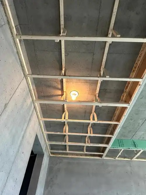 铝天花吊顶定制安装，打造富有层次感的室内顶部空间